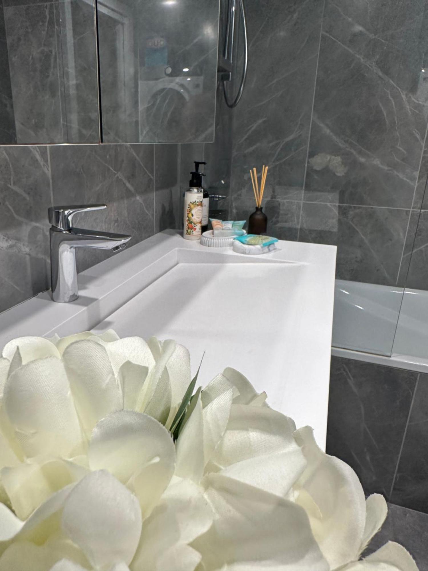 Private 1 Bed Accom With Bathroom In A 3 Bed Apartment - Melb Cbd, Regency Towers - Free Parking, Wifi And Pool Melbourne Eksteriør billede