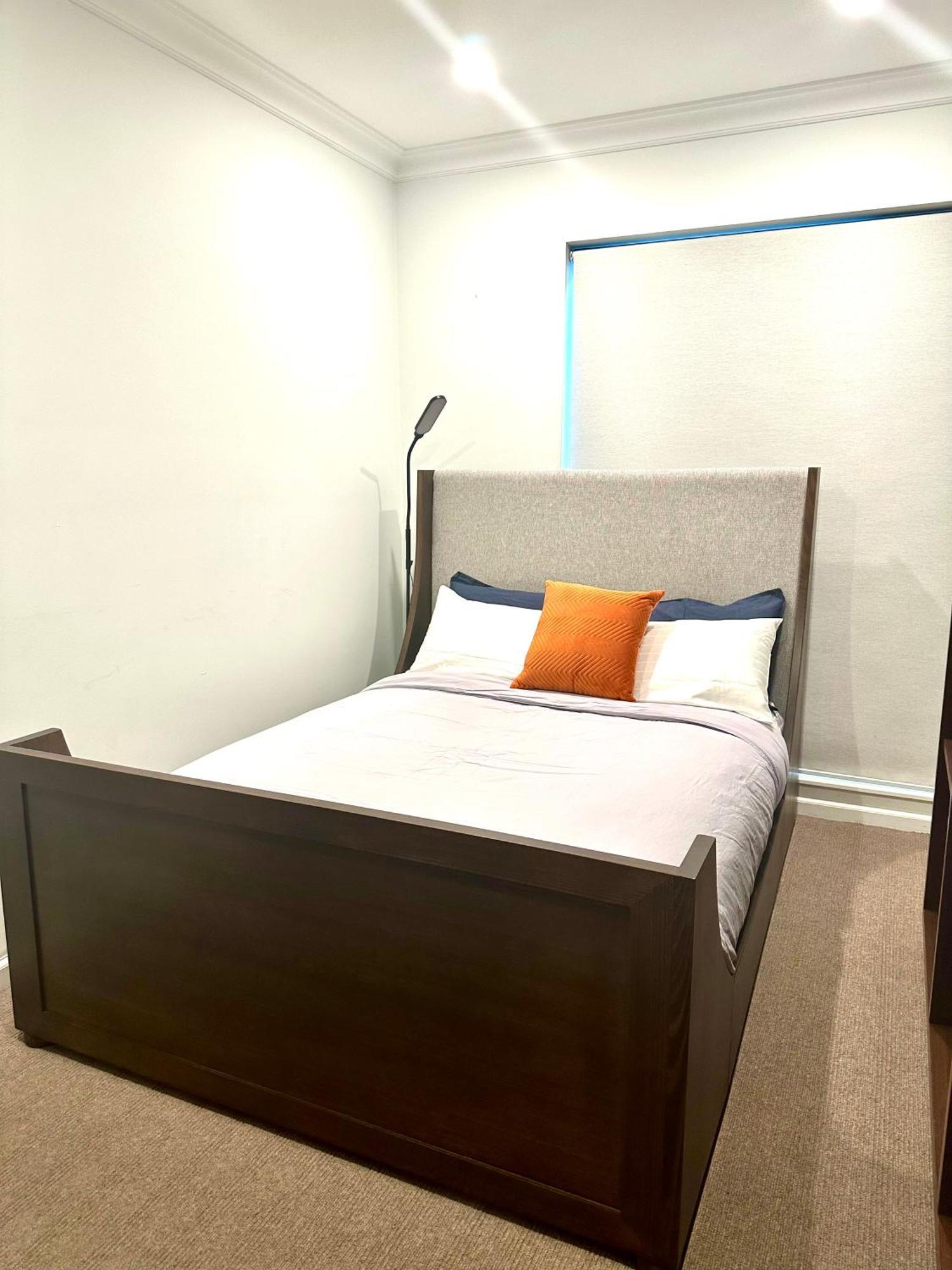 Private 1 Bed Accom With Bathroom In A 3 Bed Apartment - Melb Cbd, Regency Towers - Free Parking, Wifi And Pool Melbourne Eksteriør billede